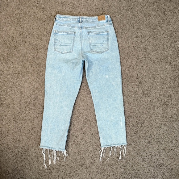 American Eagle Light Wash Mom Jeans Cropped Raw Distressed Hem High Rise 6 Short - Picture 4 of 6